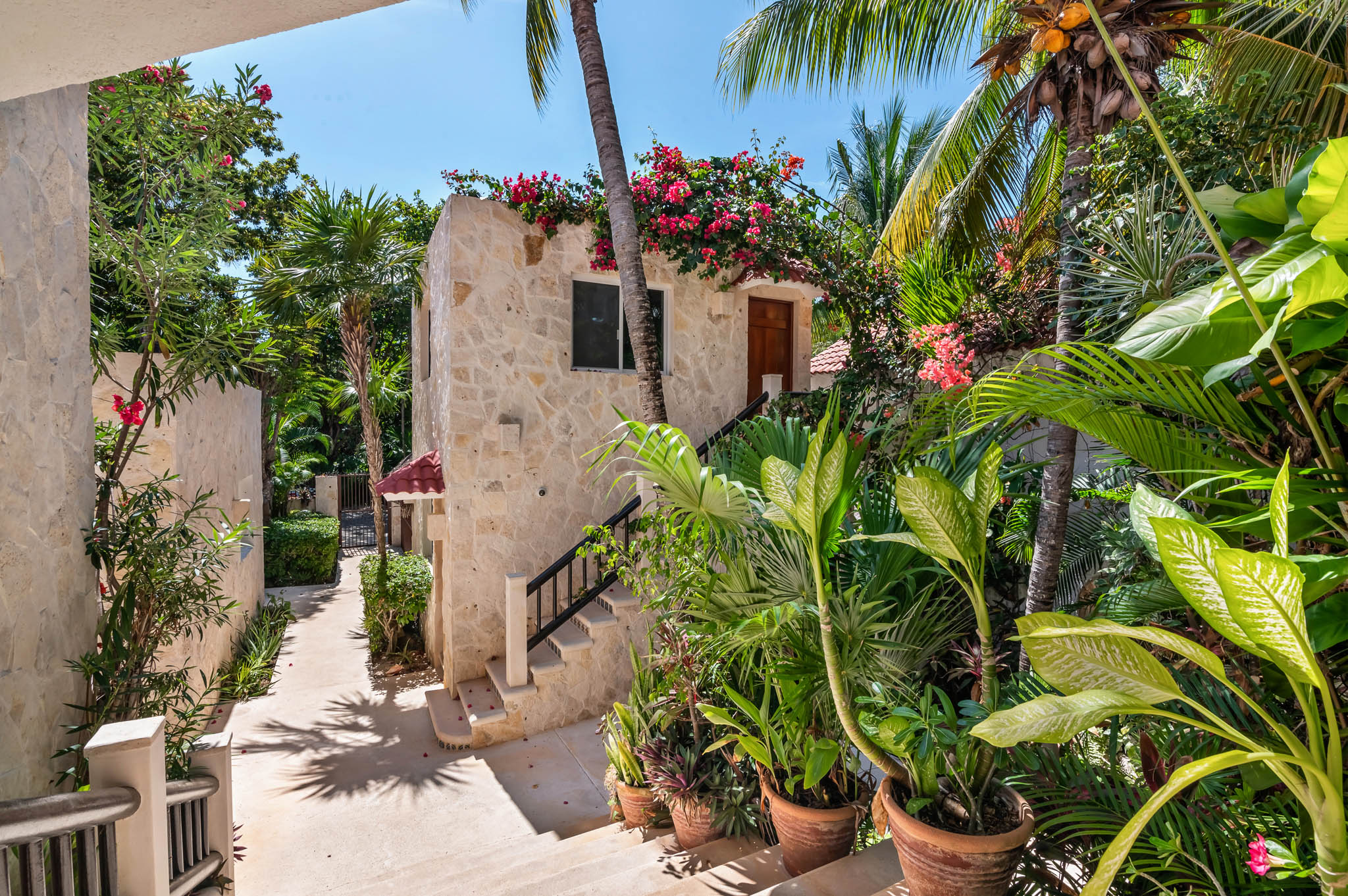 Akumal-5-Bed-Beachfront-House (24)