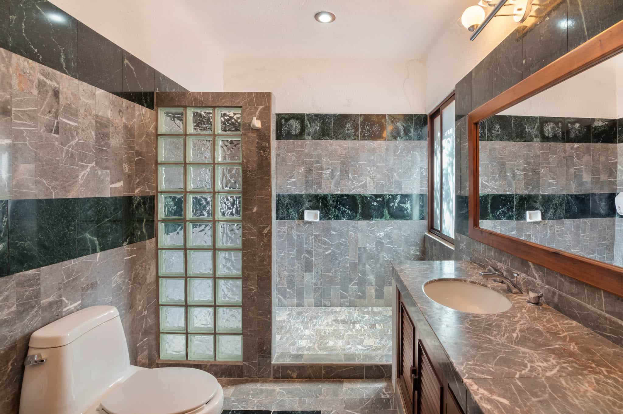 Akumal-5-Bed-Beachfront-House (30)